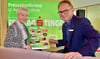 Heike Huth und Sparkassenvorstand Frank Brakelmann bei der Programmpräsentation  zum Freitags-Tingel  2025. 