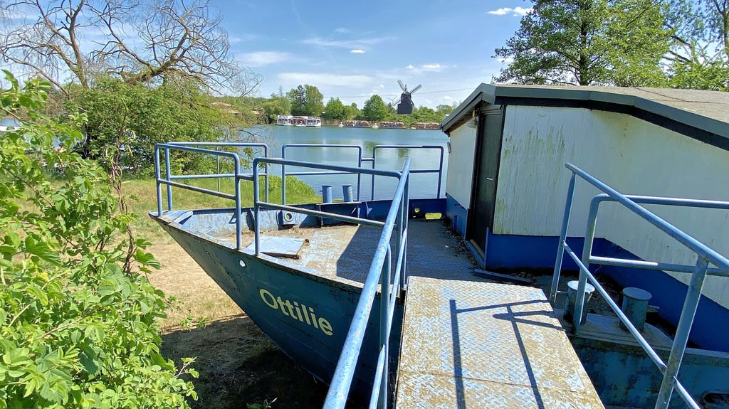 Die Ottilie liegt im Weg und muss den Strand an Kühn’s Loch in Parey räumen, damit dieser für Badegäste ausgebaut werden kann.