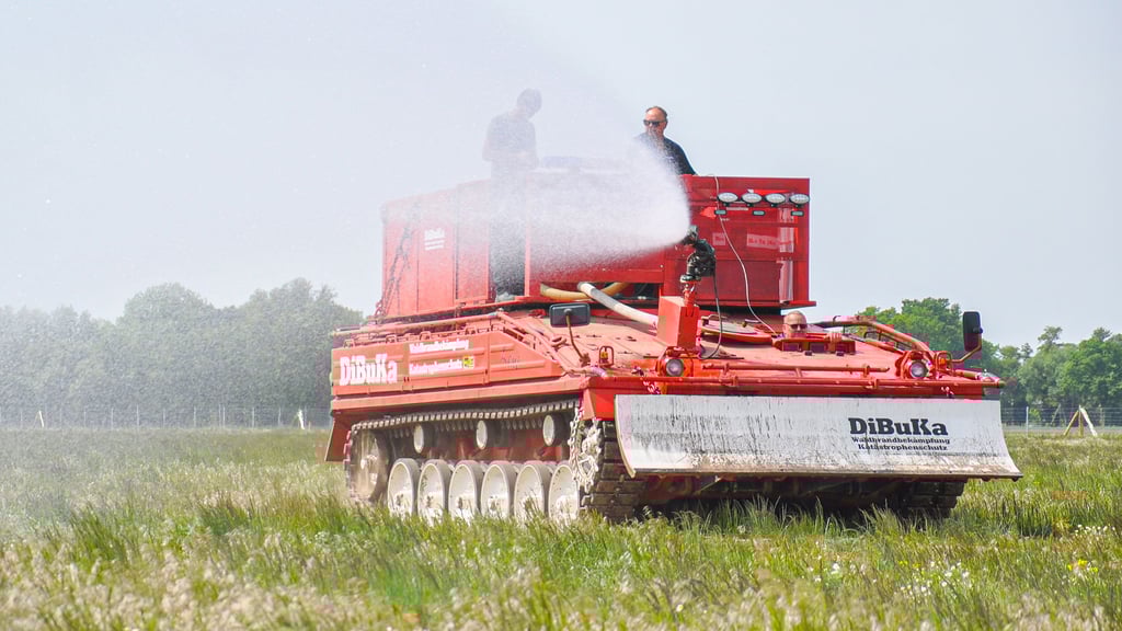 Große Gießkanne: Ein Löschpanzer der Firma Dibuka aus Seehausen, rechts unten am Steuer Geschäftsführer Joachim Schulz, bewässert eine Erstaufforstung bei Groß Garz im Landkreis Stendal.