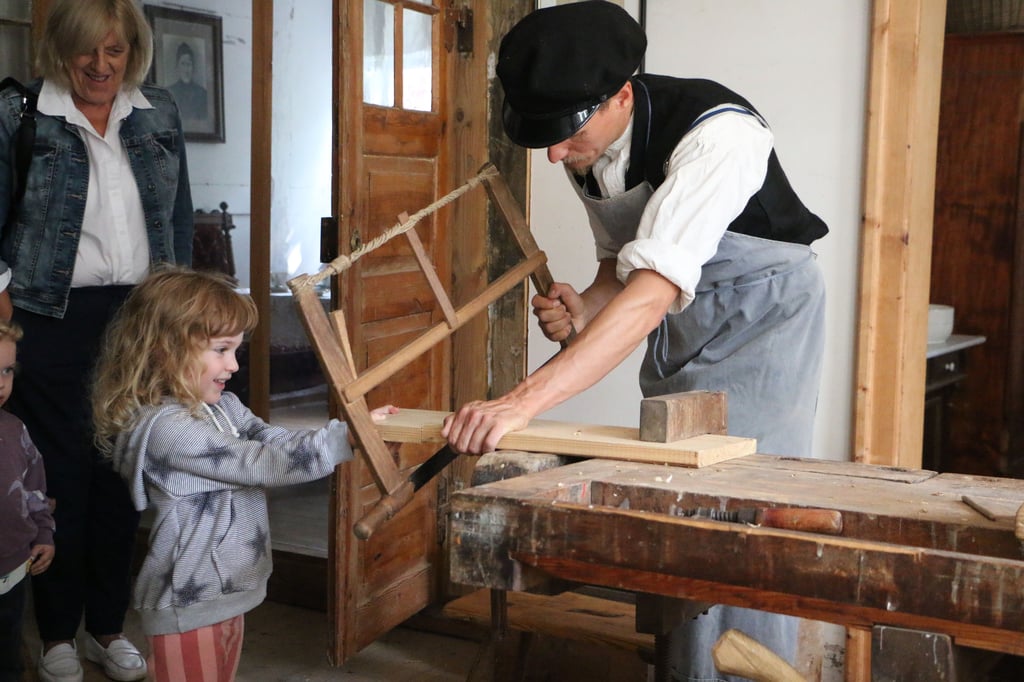 Der Tischler zeigt im Freilichtmuseum sein Handwerk.