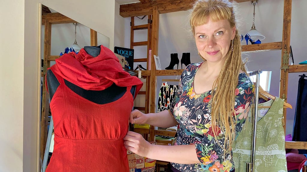 Im Museumsgarten präsentiert Susanne Klaus ihre Kollektion. Die gebürtige Haldensleberin war schon als Kind von dem Museum begeistert.