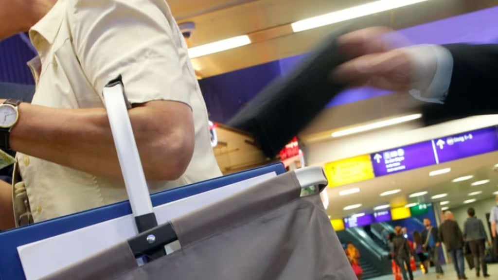 Geld ist in der Streiberstraße in Halle aus einer Geldbörse geklaut worden. Nun fahndet die Polizei nach dem Dieb.
