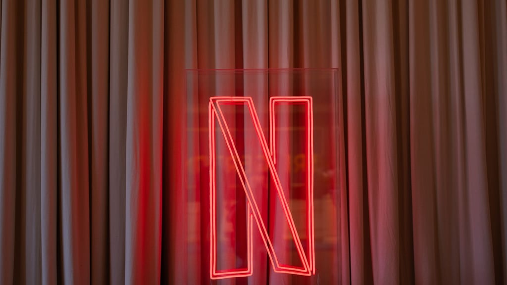 Netflix hat zwei weitere Staffeln für die Erfolgsserie „Bridgerton“ angekündigt. (Symbolbild)