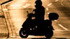 Idylle und Freiheit auf dem Motorroller? Mag sein, aber auf dem Zweirad kann es auch plötzlich sehr gefährlich werden.