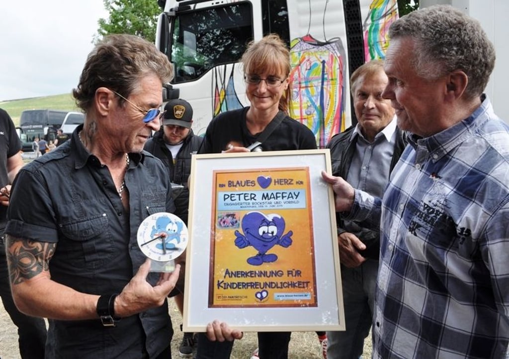 Rockstar Peter Maffay erhielt 2015 zum zweiten Mal das Blaue Herz und eine Uhr vom Schülerinstitut SITI.