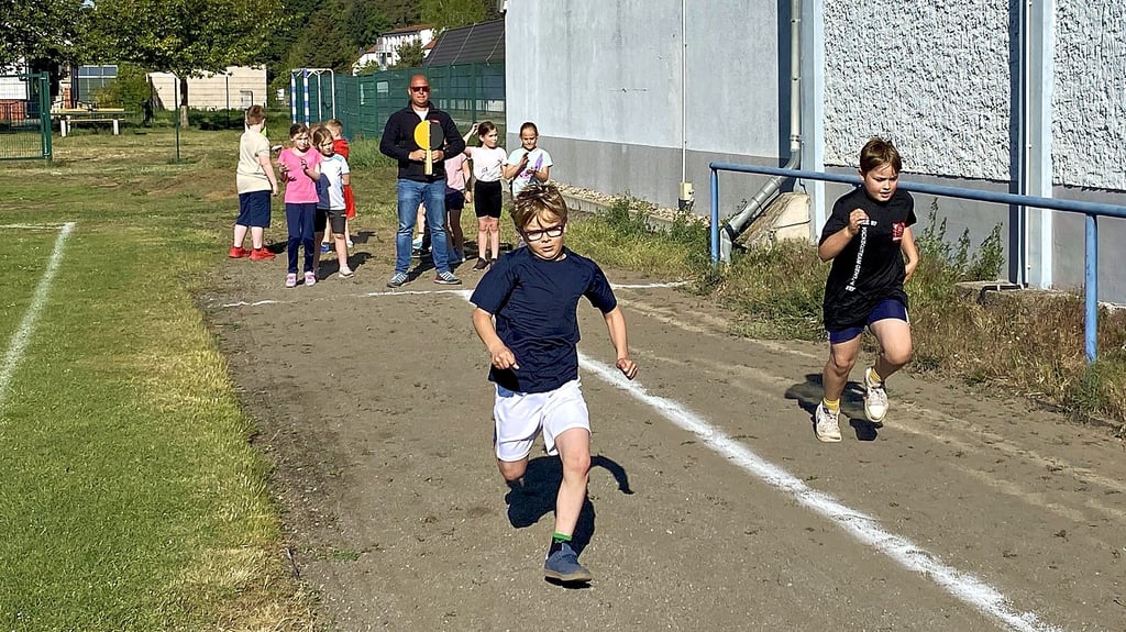 Beim Sprint in Güsen feuern sich die Schüler gegenseitig an.