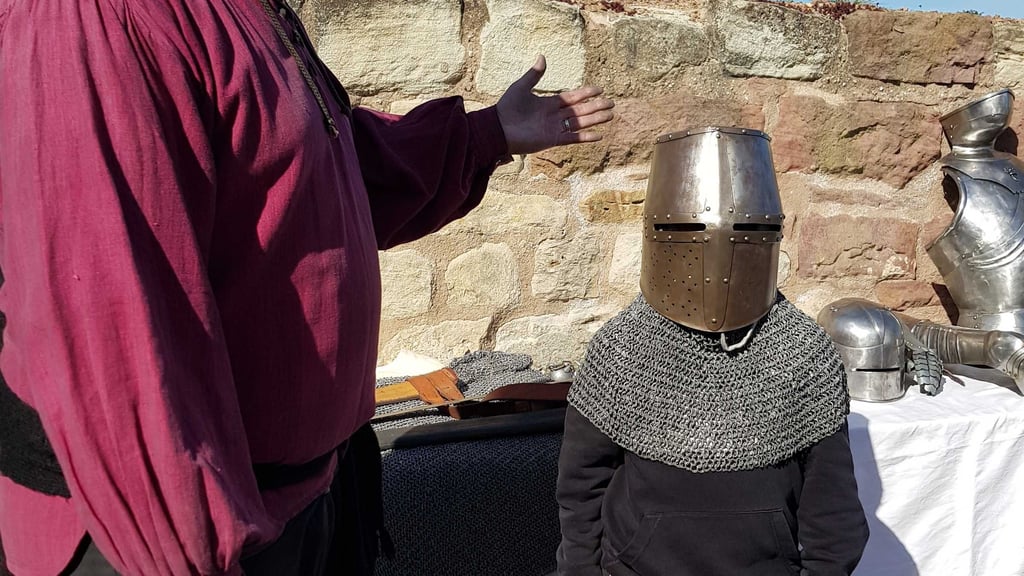 So eine Ritterrüstung können Kinder auf der Burg Giebichenstein auch einmal anprobieren.