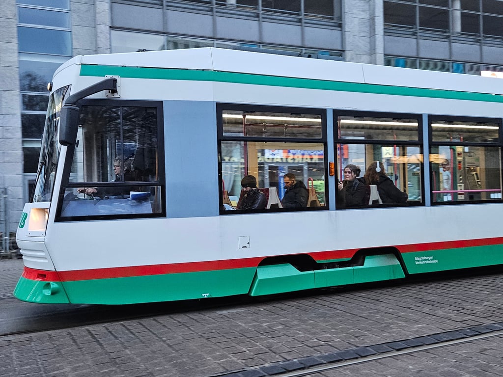 Blick auf eine Straßenbahn der Magdeburger Verkehrsbetiebe (MVB).