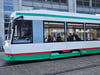 Blick auf eine Straßenbahn der Magdeburger Verkehrsbetiebe (MVB).