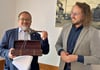 Guido Lukesch-Heinicke (l.) ist der neue Ortsbürgermeister von Kötzschen. Sebastian Müller-Bahr nahm ihm den Amtseid ab.  Die Einwohner von Kötzschen schenkten Lukesch-Heinicke einen symbolischen  Amtsschlüssel. 