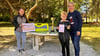Katharina Abraham (links) vom Schulförderverein, Lehrerin Carolin Wichart und Sieger Mats.