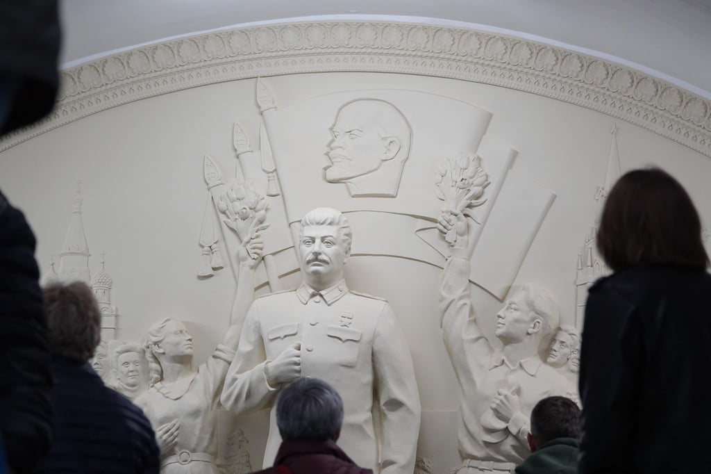 Historiker machen Sowjetdiktator Josef Stalin für den Tod von Millionen Menschen verantwortlich - nun erinnert ein Denkmal in der Moskauer Metro an ihn.