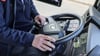 Ein Busfahrer ist in Halle von einem Mann angegriffen und verletzt worden.