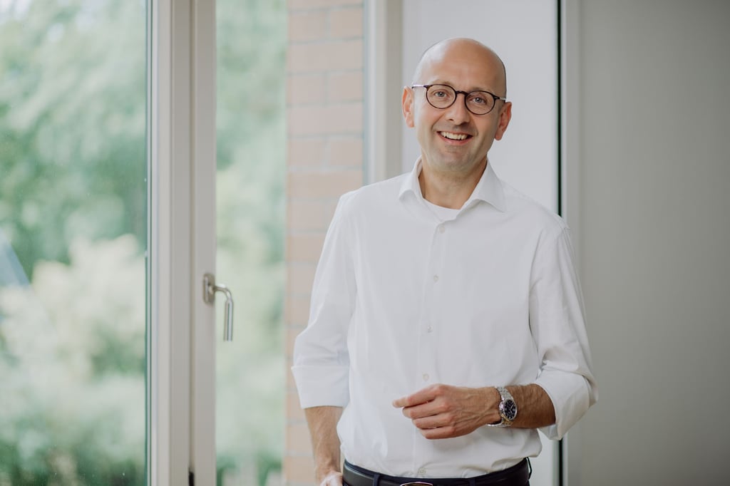 Der hallesche Insolvenzverwalter Lucas Flöther ist aktuell bei etlichen Firmen in Sachsen-Anhalt aktiv. So ist Flöther Insolvenzverwalter von Gesellschaften des Magdeburger Immobilienentwicklers AOC, überwacht die Sanierung der Krankenhausgesellschaft Pfeiffersche Stiftungen in Magdeburg und betreut den Maschinenbauer GMW Prämab in Burg.