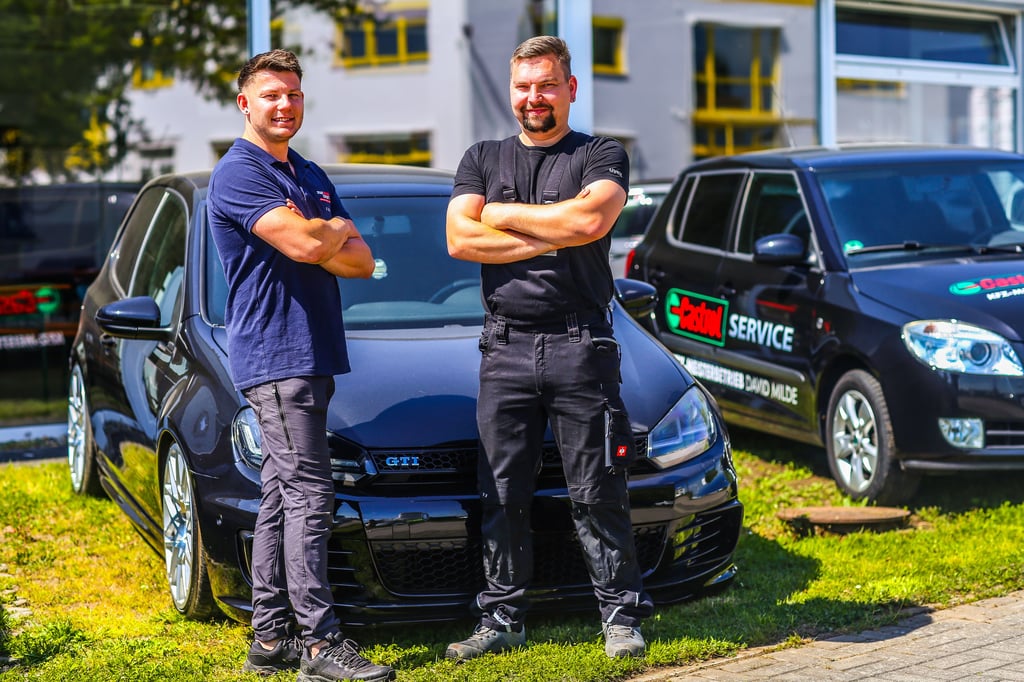 Zwei Unternehmer unter einem Dach: Florian Mader (l.), Inhaber der Firma SmartRepair-Expert24, und David Milde, Inhaber des gleichnamigen Kfz-Meisterbetriebs, haben das ehemalige Autohaus Kloss in Querfurt übernommen.