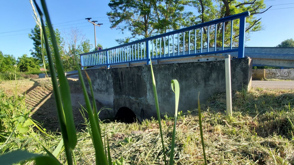 Es geht genau um die Brücke in der Ziegeleistraße in Elbeu, die unter anderem zum Sportplatz des SSV Stern Elbeu führt.