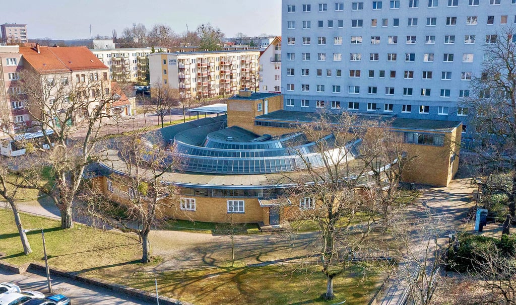 Blick von oben auf das historische Arbeitsamt von Walter Gropius am August-Bebel-Platz