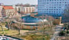 Blick von oben auf das historische Arbeitsamt von Walter Gropius am August-Bebel-Platz