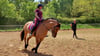 Anke Levin erhält bei den Übungen mit dem Pferd auf dem Platz in Schönhausen von Reitlehrerin Kathrin Zerbe Anleitung.