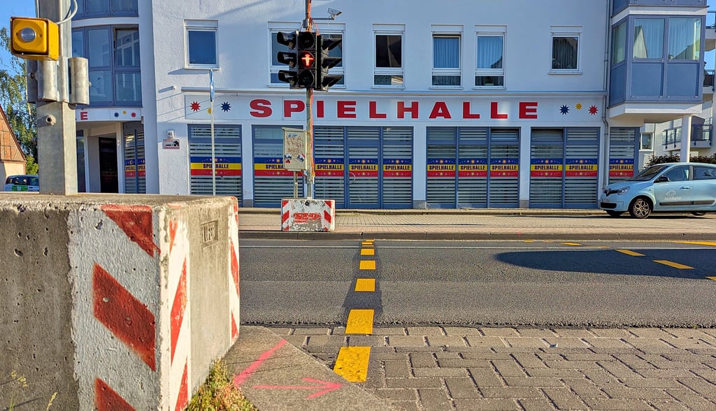 Die Ersatz-Fußgängerampel in Günthersdorf, die Anfang Mai aufgestellt wurde, macht es einigen Bewohnern fast unmöglich, die Straße zu queren. Doch es sollen bald Rampen an die Bordsteine angebracht werden.