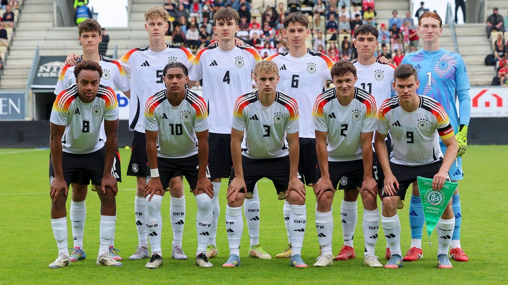 Assan Ouédraogo (links unten) stand in der Startelf der DFB-U19.