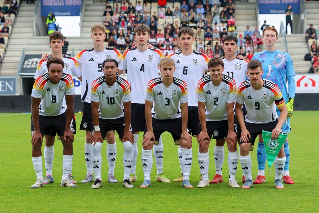 Assan Ouédraogo (links unten) stand in der Startelf der DFB-U19.