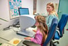 Keine  Sehtest-Tafeln mehr: Im Dessau-Roßlauer Gesundheitsamt testet  Mitarbeiterin Susanne Meierhof nun  mit einem digitalen Gerät. 
