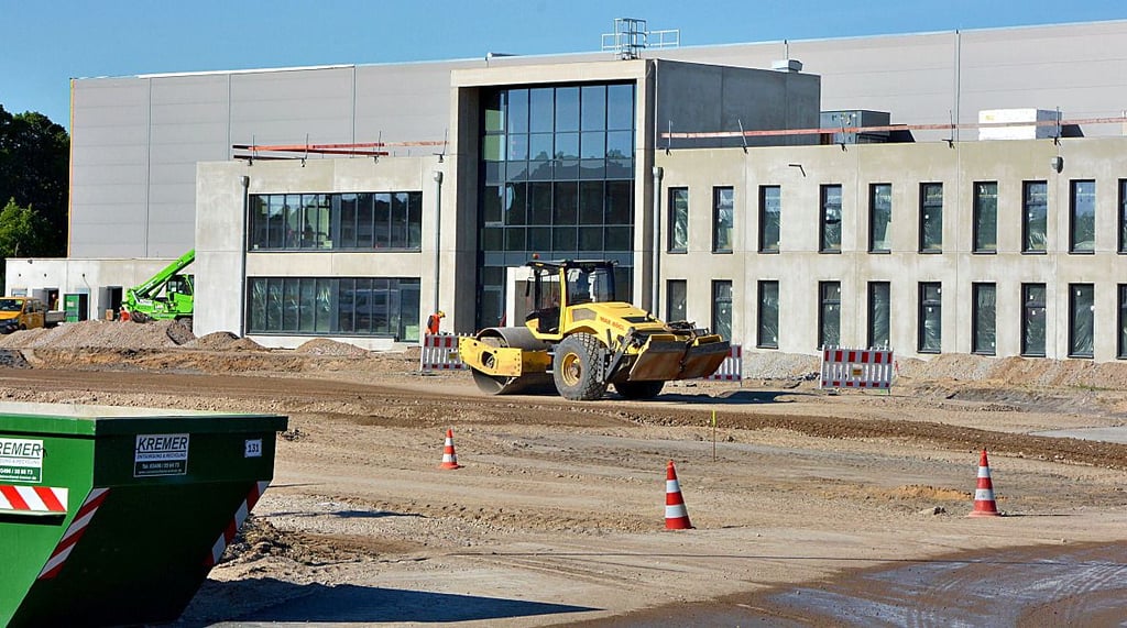 Die Arbeiten zur Errichtung der neuen Mercury-Produktionsstätte in der Magdeburger Straße in Schönebeck kommen voran.