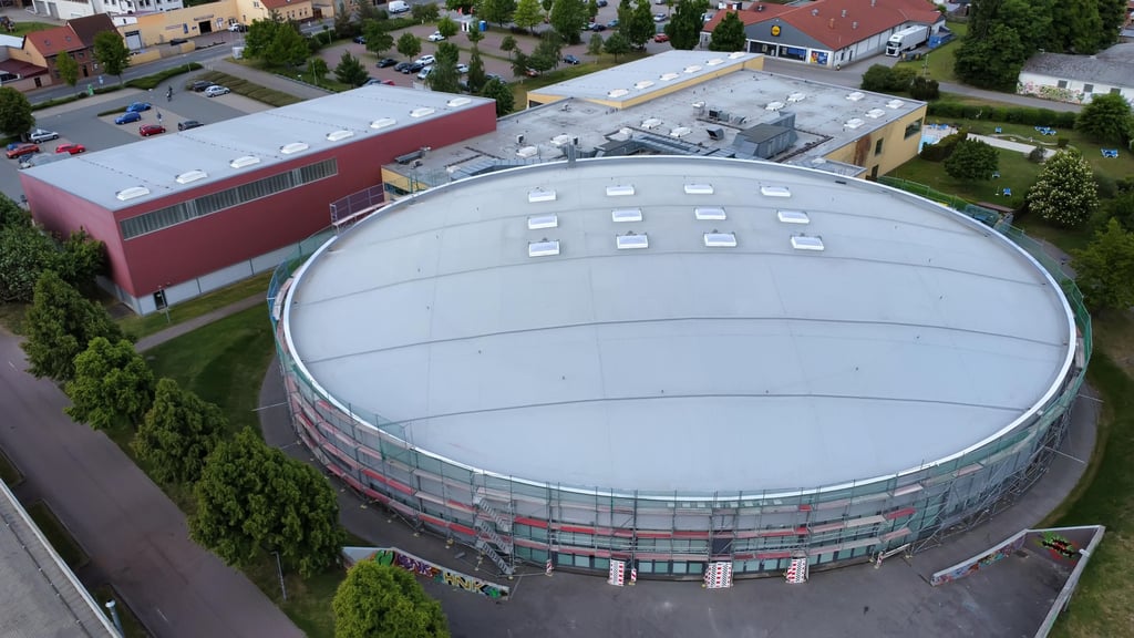 Die Dacharbeiten am Ascherslebener Ballhaus sind abgeschlossen.