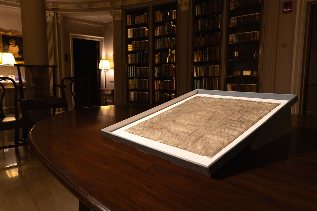 Die von Trump bedrängte Uni Harvard hat nun ein Original der Magna Carta, die besagt, dass kein König über dem Recht steht.