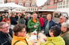Der Wein-Oldtimer von Torsten General vom Weingut Zahn aus Kaatschen ist auf dem Naumburger Abendmarkt stets ein beliebter Treffpunkt. 