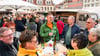 Der Wein-Oldtimer von Torsten General vom Weingut Zahn aus Kaatschen ist auf dem Naumburger Abendmarkt stets ein beliebter Treffpunkt. 
