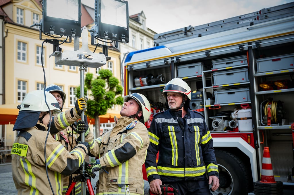 Öffentlichkeitsarbeit: Feuerwehrkameraden bei einer Übung am Donnerstag auf dem Naumburger Markt.