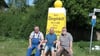 Joseph Schiemann, Erhard Hlady und Fritz Reimer (von links) haben sich des Wegweisers im Ort angenommen.