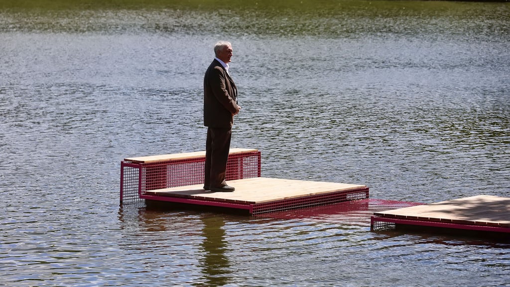 Architekt Peter Arnke auf dem Treppensteg am Vorwerksteich, der dazu einlädt, übers Wasser zu gehen.