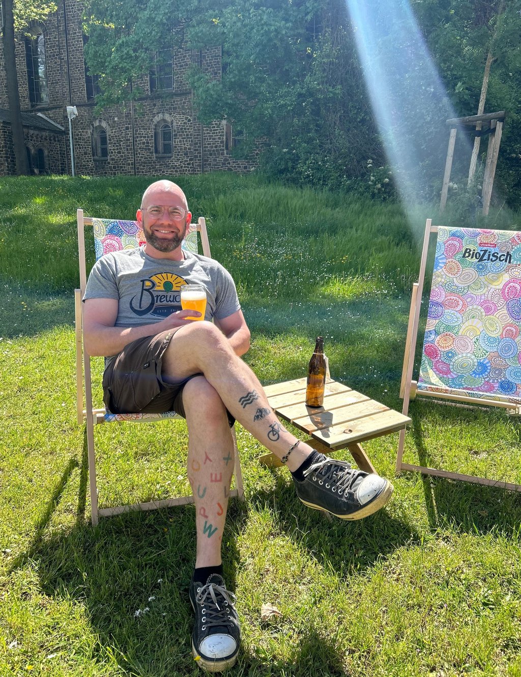 Robert Kellermann, Inhaber des Brauhaus Brewckau, genießt ein kühles Bier in der Sonne.