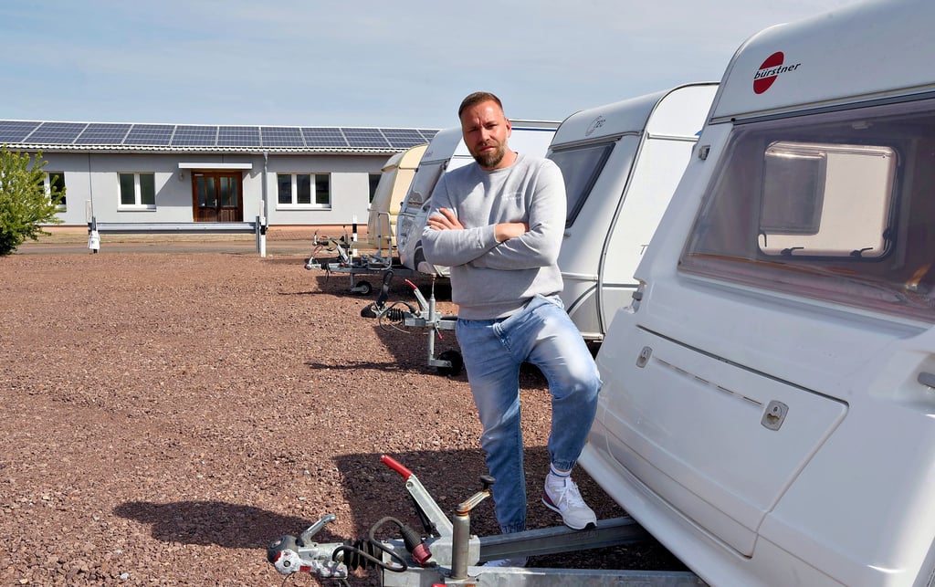 Im Jahr 2014 hatte Sebastian Kipka das Grundstück am Elsdorfer Weg gekauft. Heute nutzt er es, um Caravans auszubauen.