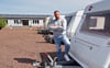 Im Jahr 2014 hatte Sebastian Kipka das Grundstück am Elsdorfer Weg gekauft. Heute  nutzt er es, um Caravans auszubauen.