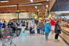 Ein Blick in den neuen Edeka-Markt verrät, dass der Kundenstrom am Eröffnungstag sehr ansehnlich war.
