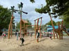 Neues Highlight im Salinebad: „Sallis Freiluftoase“ mit Kletterwald und Dschungelbrücke lädt Kinder zum  Toben auch außerhalb des Wasserbereichs ein. 