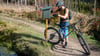 Max Schmidt ist für die Erweiterung von "KartoGuide Harz" mit dem Mountainbike 420 Kilometer Trails im Westharz abgefahren. Hier sammelt er den Stempel 126 der Harzer Wandernadel Lochstein auf dem Weg am Oberen Schalker Graben bei Festenburg ein. 
