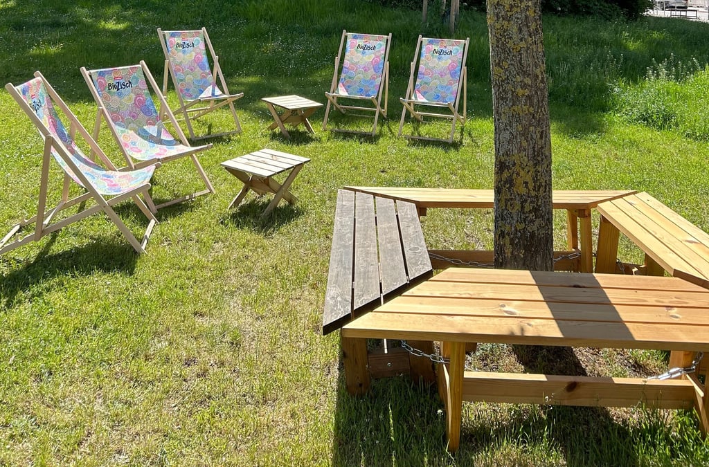 In Magdeburg gibt es eine neue "Bierwiese". Dort können Gäste in der Sonne essen und trinken.