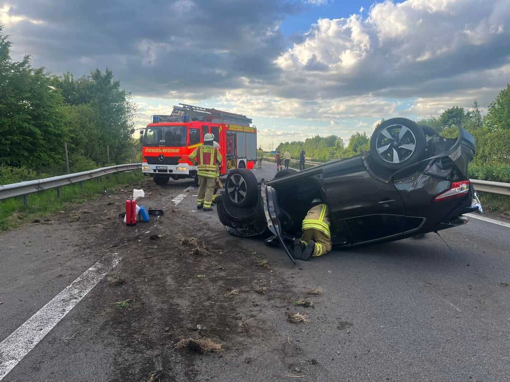Der Wagen mit Mutter und Kind hat sich überschlagen.