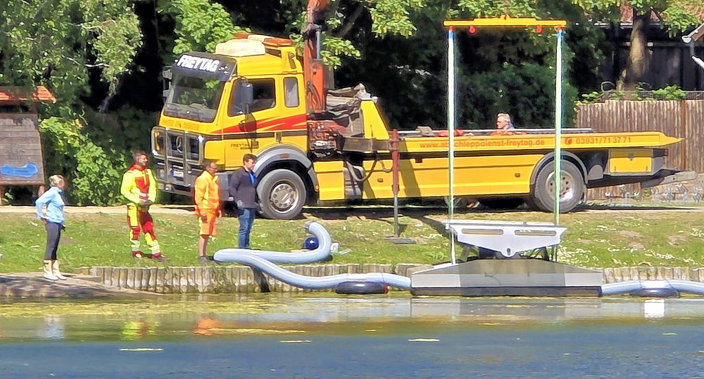 Nach einer mehrwöchigen Reparatur ist die große Regenerationsanlage wieder in den Stendaler Stadtsee gesetzt worden.
