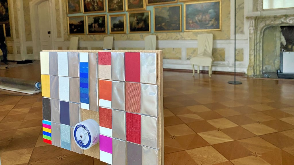 Im Festsaal von Schloss Mosigkau steht die Messplatte mit den unterschiedlichen Materialien.