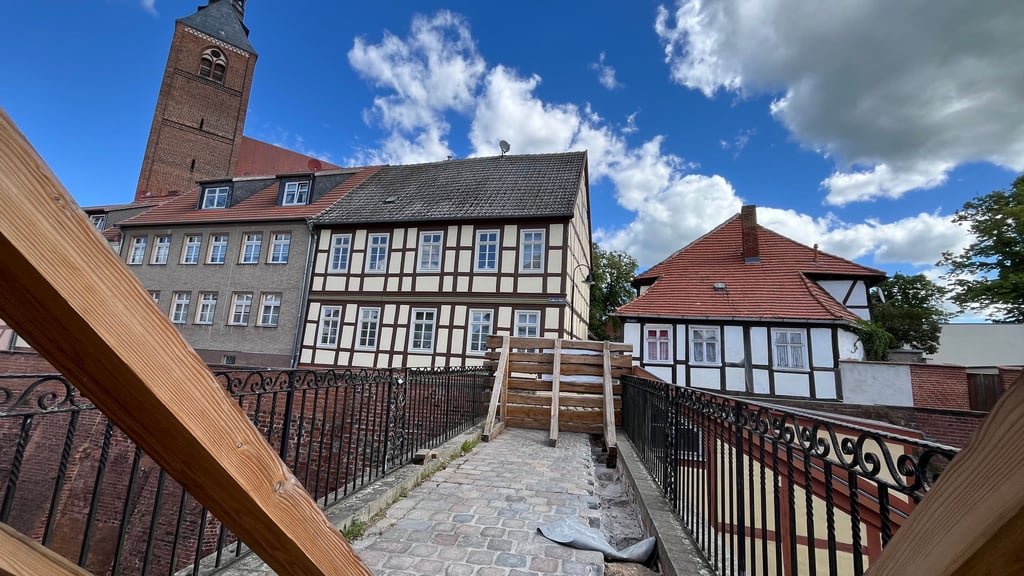 Seit gut einem Jahr ist der Weg über diese Brücke über die Roßfurt in Tangermünde gesperrt.