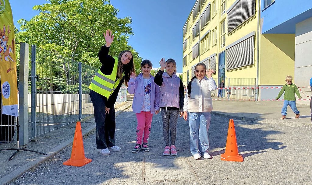 Julia Amedro zeigt den Kindern, wo sie vom Lkw aus gesehen werden.