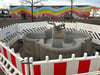 In Magdeburg-Olvenstedt steht der Apel-Brunnen. Inzwischen wurden die Überreste der Skulptur von der Stadt eingelagert. 