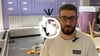 Blick in das noch im Umbau befindliche "Cafe Smile" mit Inhaber und Gastronom Sarmen Nazaryan.