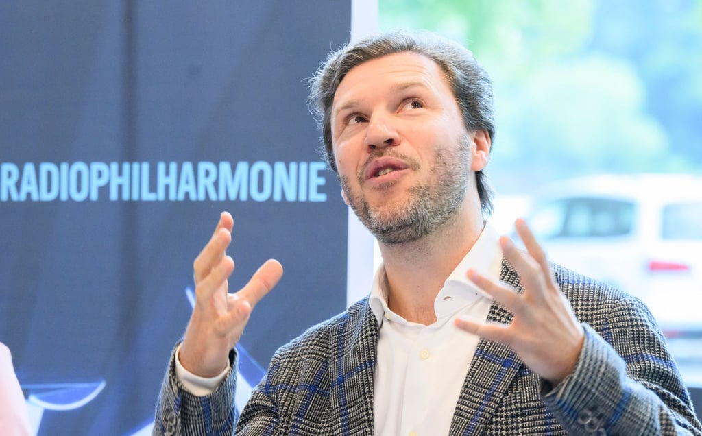 Die NDR Radiophilharmonie mit Chefdirigent Stanislaw Kotschanowski plant für die Jubiläumssaison drei Uraufführungen. (Archivbild)